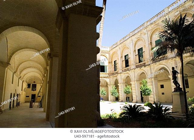 Imagen del Patio de Neptuno en el Palacio de los Grandes Maestres, en la Valletta. Se puede ver, a la derecha de la imagen, la estátua de Neptuno