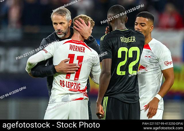 25 October 2022, Saxony, Leipzig: Soccer: Champions League, Group stage, Group F, Matchday 5 RB Leipzig - Real Madrid. Leipzig coach Marco Rose (l) thanks...