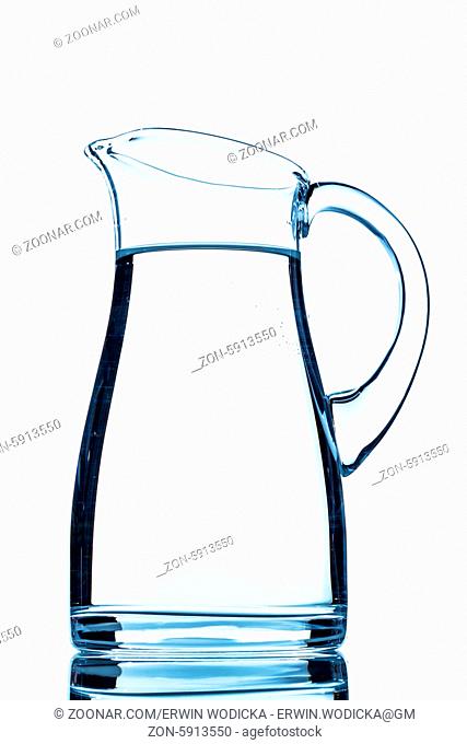 Ein Krug Wasser vor weißem Hintergrund, Symbolfoto für Trinkwasser, Wasserbedarf und Verbrauch