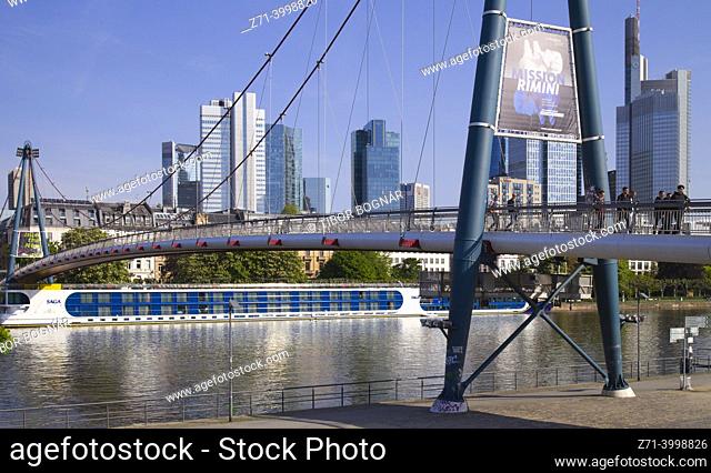Germany, Hesse, Frankfurt am Main, Holbeinsteg, pedestrian bridge, skyscraper,