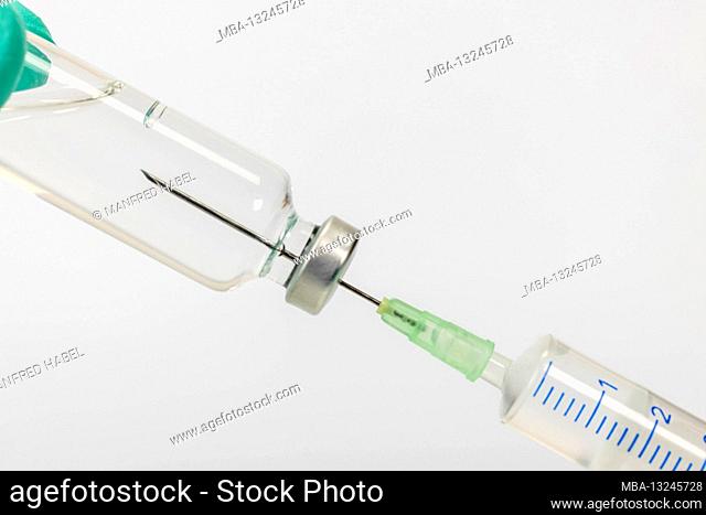 Doctor hand, pulling up a syringe, vaccine bottle, injection syringe, detail, symbol photo, coronavirus, vaccination