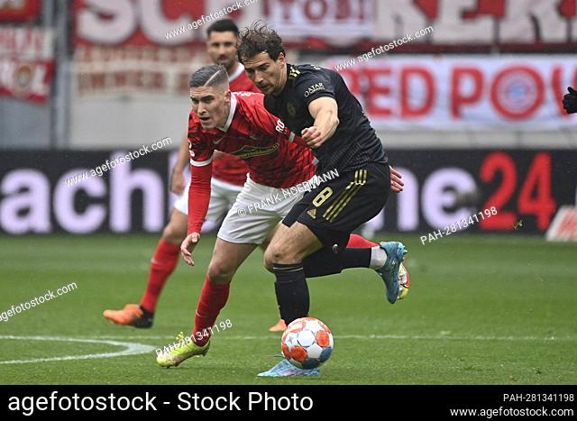 Leon GORETZKA (FC Bayern Munich), action, duels versus Roland SALLAI (SC Freiburg). Soccer 1st Bundesliga season 2021/2022, 28.matchday, matchday28
