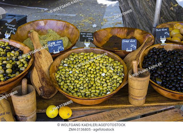 Olives for sale on the weekly market in Menerbes, a small village on a hill between Avignon and Apt, in the Luberon, Provence-Alpes-Cote d Azur region in...