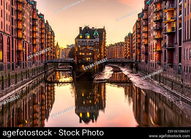 Die historische Speicherstadt mit dem Wasserschloss in Hamburg, Deutschland, nach Sonnenuntergang