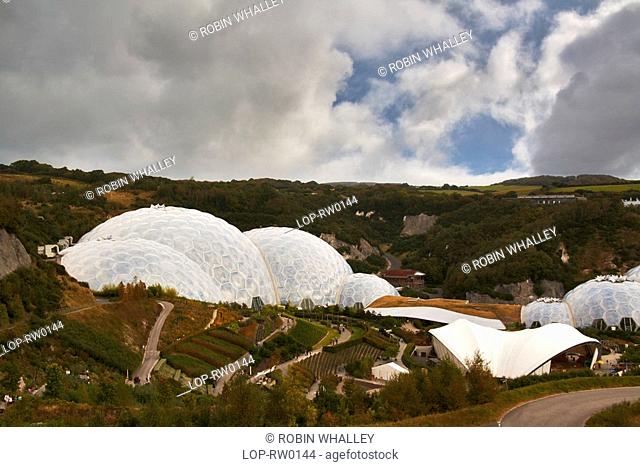 England, Cornwall, The Eden Project, The gardens and gigantic domes of the Eden Project in Cornwall