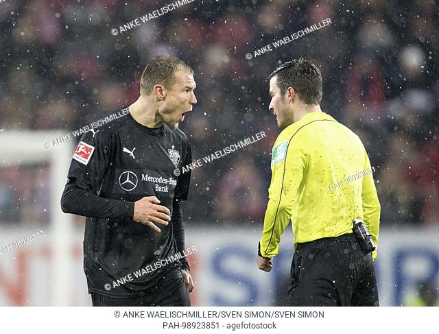 Holger BADSTUBER (S) wuetend auf referee Harm OSMERS r. Fussball 1. Bundesliga, 19. matchday, FSV FSV FSV Mainz 05 (MZ) - VfB Stuttgart (S) 3:2, am 20