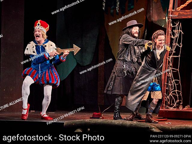 PRODUCTION - 17 November 2023, Hamburg: The actors Dominik Dittrich (l-r) as Prince John, Peter Neutzling as The Sheriff of Nottingham and Laila Richter as...