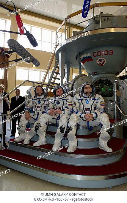Expedition 31 backup crew members Kevin Ford (left), Oleg Novitskiy and Evgeny Tarelkin (right) are interviewed by the press before their final qualification...