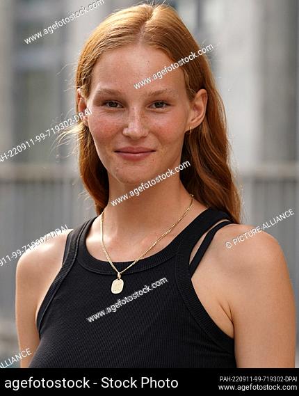 PRODUCTION - 26 August 2022, Hamburg: Model Isabel Monsees looks into the photographer's camera during a photo shoot. The model from the town of Buxtehude in...