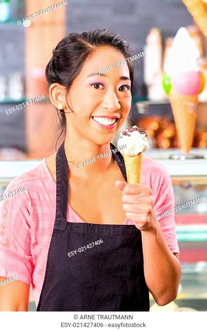 Verkäuferin in Eisladen oder Eisdiele mit Eis