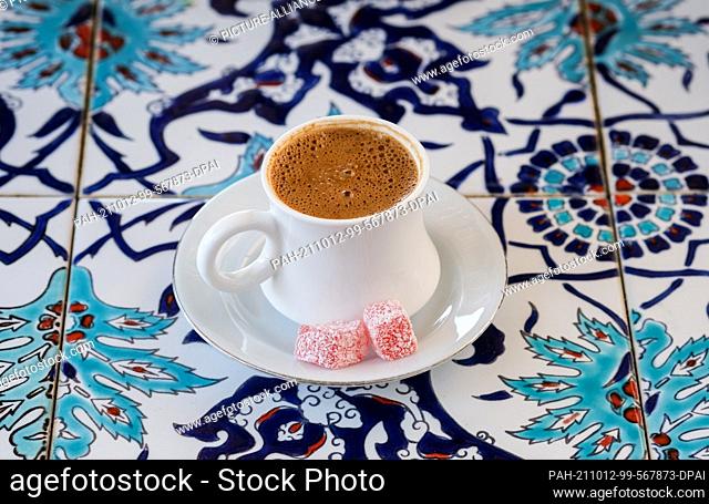 23 September 2021, Turkey, Dalyan: Turkish coffee is on a table with pieces of lokum. Photo: Jens Kalaene/dpa-Zentralbild/ZB. - Dalyan/Mugla/Turkey