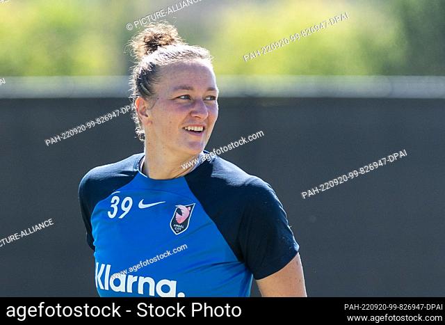 19 September 2022, US, Thousand Oaks: German international soccer player Almuth Schult trains with her club Angel City FC which plays in the National Women's...