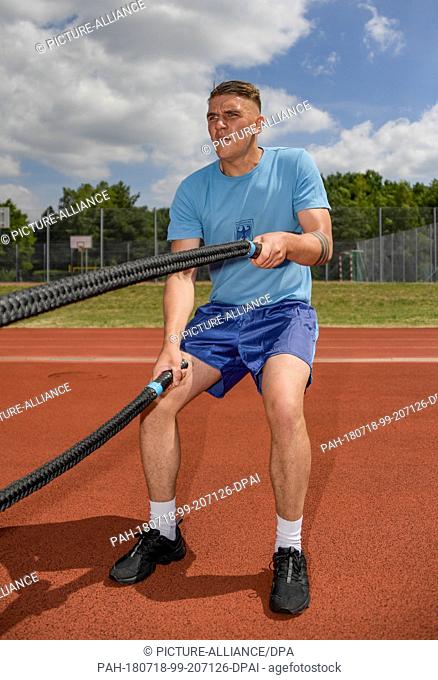 18 July 2018, Germany, Hagenow: A soldier from the Panzergrenadier batallion 401 taking part in a fitness test. The German armed forces wants to enhance...