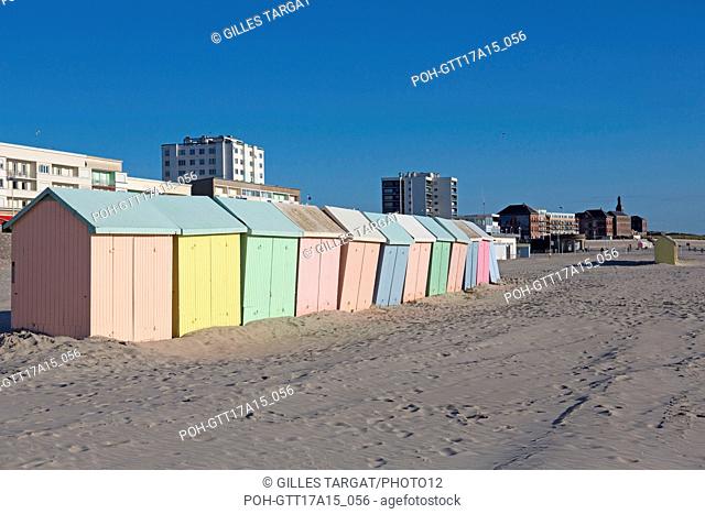 France, Région des Hauts de France, Pas de Calais, Berck Plage, esplanade Parmentier, cabines de plage peintes aux mêmes couleurs que les façades du front de...
