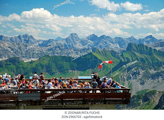 Touristen, Gipfelstation Nebelhornbahn, Nebelhorn 2224m, dahinter der Hochvogel 2592m, Allgäuer Alpen, Bayern, Deutschland, Europa