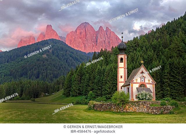 Church St. Johann in Ranui with Odle Group mountain range, Villnöß valley, Alto Adige, Italy