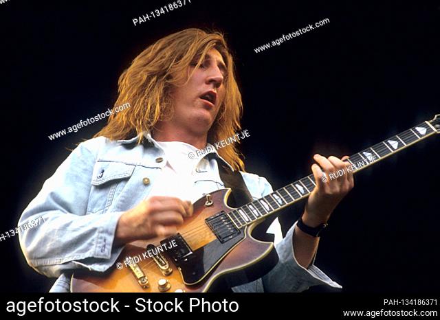 Jim Morris of Balaam and the Angel live at the 1986 Reading Rock Festival on Richfield Avenue. Reading, Aug 22, 1986 | usage worldwide