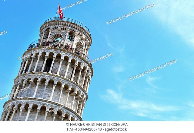 Tourists visit the leaning tower of Pisa on the Piazza dei Miracoli in Pisa (Italy), 19 July 2017. | usage worldwide. - Pisa/Toskana/Italy