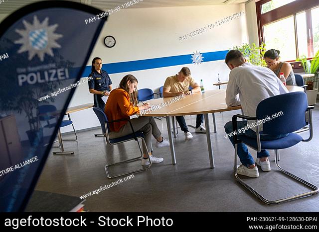 PRODUCTION - 12 June 2023, Bavaria, Munich: Candidates for the intermediate service with the Bavarian police take part in a group task as part of a two-day...
