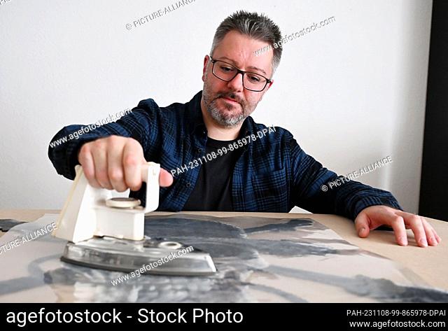 PRODUCCIÓN - 07 de noviembre de 2023, Baden-Württemberg, Pforzheim: Oliver Lemke hace un trabajo de hierro en forma de cráneo en su apartamento
