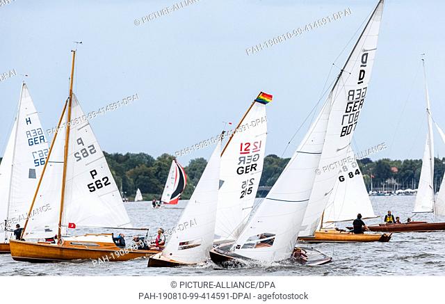 10 August 2019, Hamburg: 60 traditional sailboats of different classes race on the Aussenalster in the 27th ""Hamburg Summer Classics""