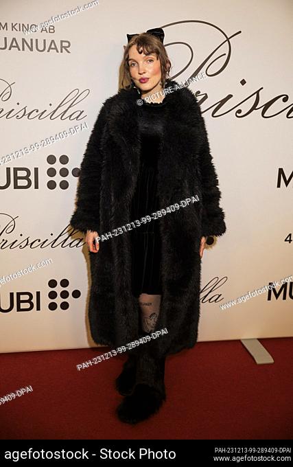 13 diciembre 2023, Berlín: Mia Morgan, cantante, asiste al estreno alemán de la película "Priscilla" en el zoológico de Delphi-Filmpalast