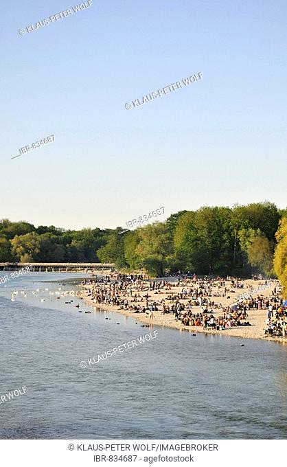 BBQ, people barbecuing along the Flaucher, an offshoot of the Isar River, Munich, Upper Bavaria, Germany