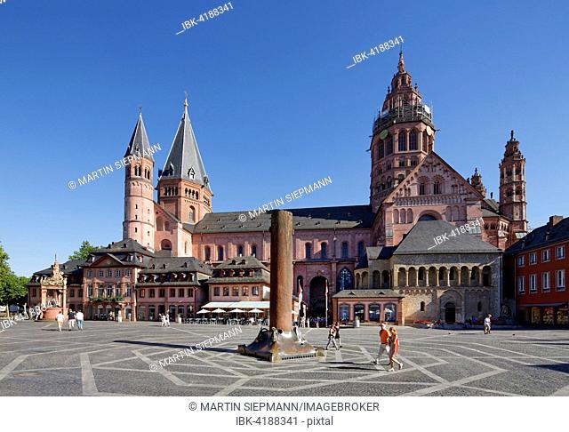 Mainz Cathedral or St. Martin's Cathedral and Heunensäule victory column, market square, Mainz, Rhineland-Palatinate, Germany
