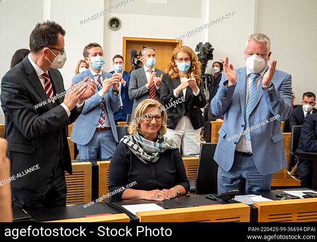 25 April 2022, Saarland, Saarbrücken: Party comrades applaud the new Minister President of the Saarland, Anke Rehlinger (SPD) after her election at the...