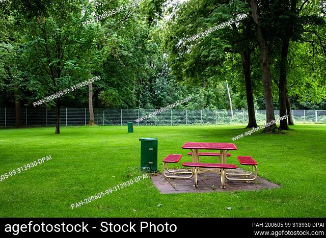 04 June 2020, Baden-Wuerttemberg, Breisach am Rhein: A picnic table stands on the deserted lawn of the forest swimming pool