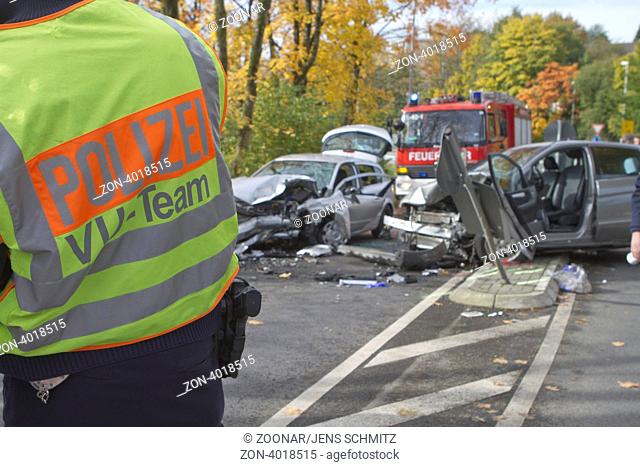 Polizist mit Warnweste, Polizei VU-Team (Verkehrsunfallaufnahmeteam), vor Unfallstelle, tötlicher Verkehrsunfall auf der L 299, Lindlar, Nordrhein-Westfalen