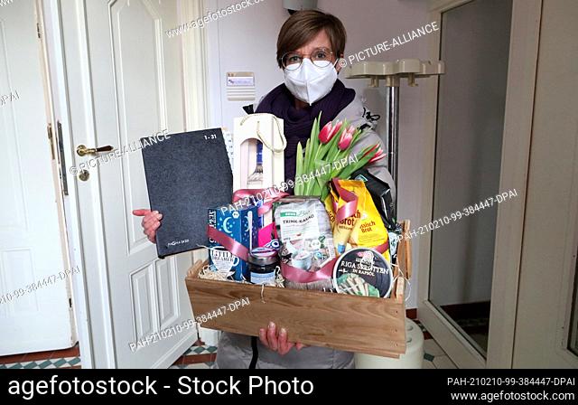 10 February 2021, Mecklenburg-Western Pomerania, Schwerin: With a ""welcome basket"" and a folder full of ""hard facts"", Anne Shepley