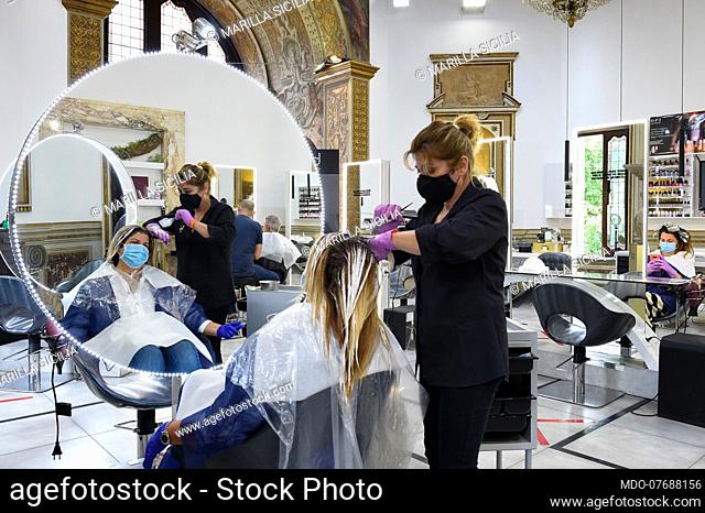 The Vertigine hairdressing salon, in Ponte Milvio, reopens after the blockade due to the emergency of Coronavirus (Covid 19) with all the precautions and...