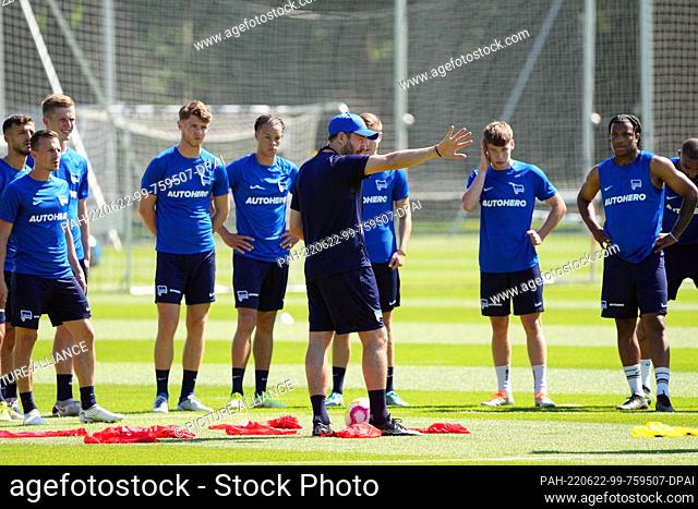 22 June 2022, Berlin: Soccer: Bundesliga, Hertha BSC, Training kick-off at Schenckendorfplatz. Sandro Schwarz (center), new head coach at Hertha BSC