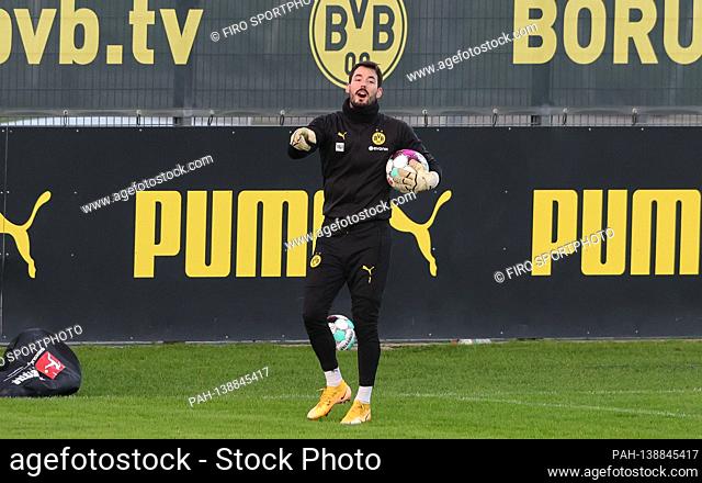 firo: 12.01.2021, football, 1.Bundesliga, season 2020/2021, BVB, Borussia Dortmund, training, Roman Burki, whole figure, gesture | usage worldwide
