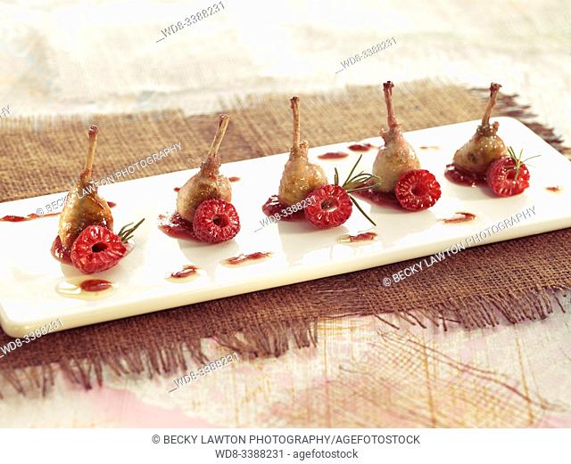 chupa-chups de codorniz con salsa de frambuesa. / Quail lollipop with raspberry sauce
