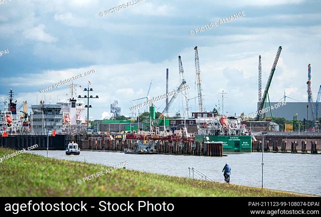 PRODUCTION - 03 August 2021, Schleswig-Holstein, Brunsbüttel: View of the Brunsbüttel lock at the transition of the Elbe into the Kiel Canal with the...
