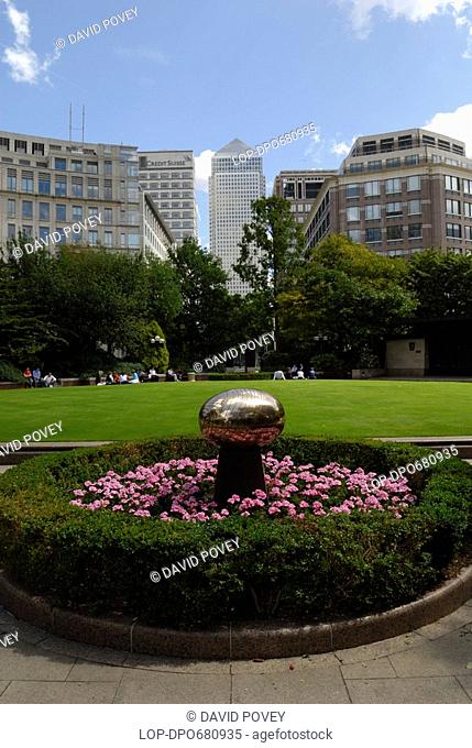 England, London, Canary Wharf, Canary Wharf and gardens, looking towards One Canada Square