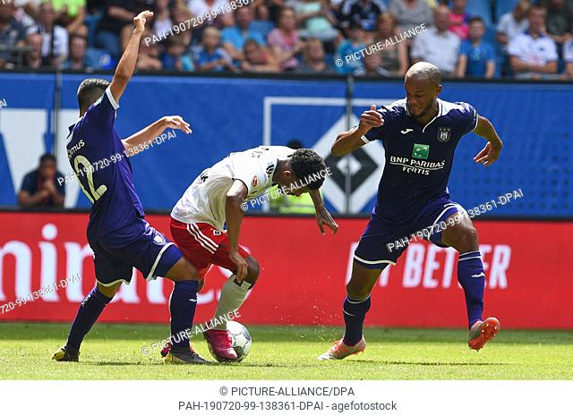 20 July 2019, Hamburg: Soccer: Test matches, Hamburger SV - RSC Anderlecht. Hamburg's Jeremy Dudziak tries to prevail against Anderlecht's Anour Ait El Hady (l)...