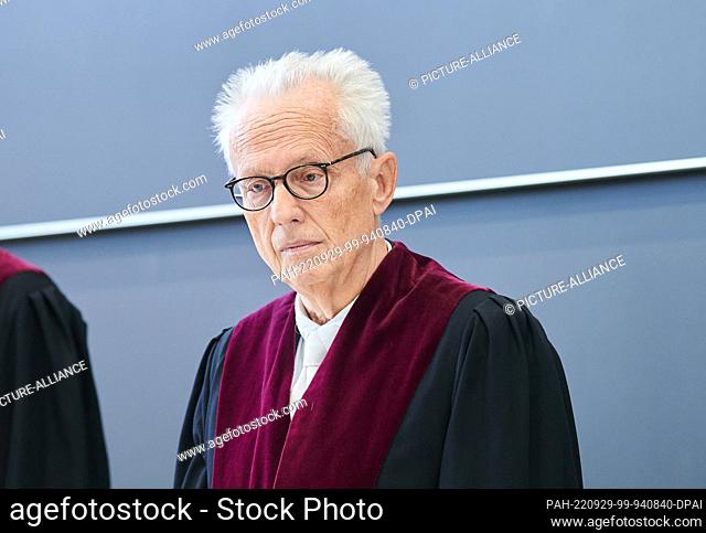 28 September 2022, Berlin: Jürgen Kipp, a judge at Berlin's Constitutional Court, stands in a lecture hall at Freie Universität Berlin in Dahlem