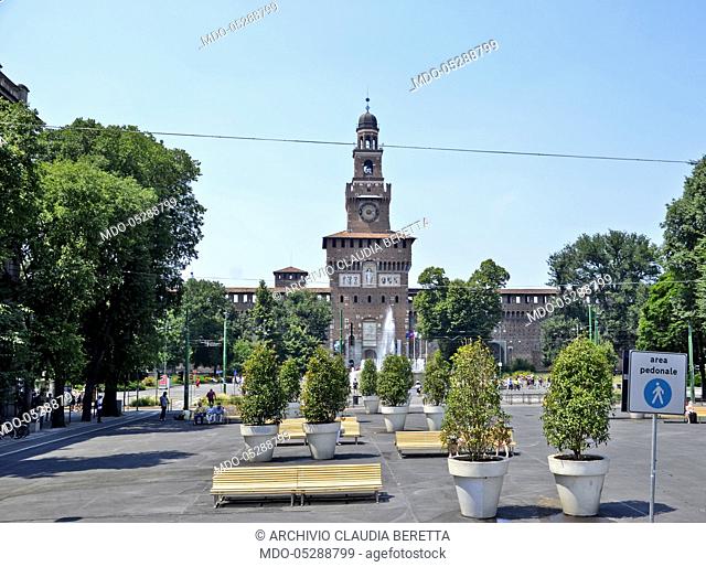 Panoramica di Piazza Castello, con la Torre del Filarete e la fontana. Milano, 11 giugno 2017
