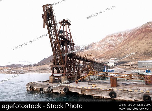 27 September 2023, Norway, Pyramiden: A crane in the harbor of the abandoned Soviet-Russian mining settlement Pyramids. Photo: Sebastian Kahnert/dpa