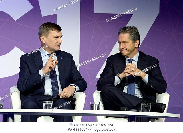 The vice president of the EU Commission Andrus Ansip (L) and the CEO of Liberty Global at the Mobile World Congress in Barcelona, Spain, 28 February 2017