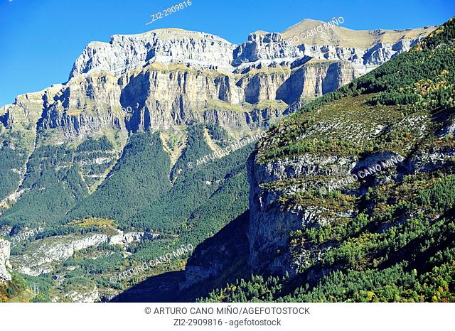 Mondarruego Peak or Punta Escuzana, 2.845 mts. Valley of Ordesa and Monte Perdido National Park. Aragonese Pyrenees. Torla, Huesca province, Spain