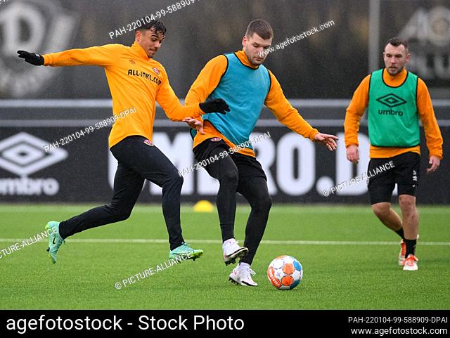 04 January 2022, Saxony, Dresden: Football; Training SG Dynamo Dresden, Aok-Plus Walter-Fritzsch-Akademie. Dynamo's newcomer Oliver Batista Meier (l) in a duel...