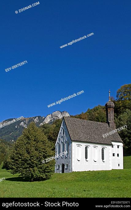 Direkt an der Grenze zu Tirol im Gemeindebereich von Nußdorf am Fuß des Kranzhorns steht die kleine Kapelle Heilig Kreuz
