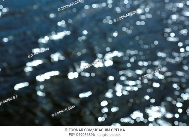 unscharfer Hintergrund, dunkle Wasseroberfläche, bokeh blurred background, dark water surface, bokeh