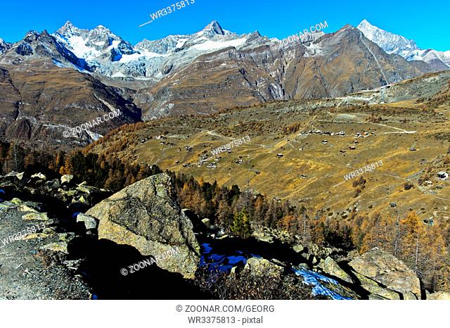 Blick über den Weiler Findeln auf die Zermatter Bergwelt: v.l.n.r. Dent Blanche, Ober Gabelhorn, Gabelhorngletscher, Wellenkuppe, Triftgletscher, Trifthorn