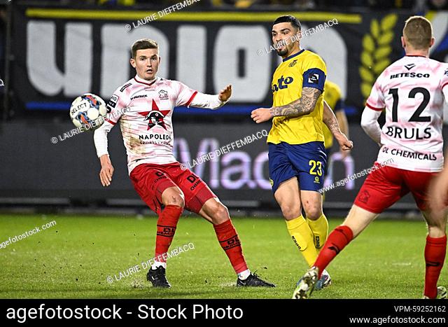 Essevee's Nicolas Rommens and Union's Cameron Puertas Castro fight for the ball during a soccer match between Royale Union Saint-Gilloise RUSG and SV Zulte...