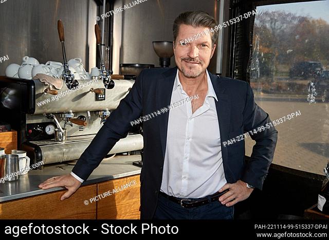 14 November 2022, Lower Saxony, Lüneburg: Actor Hardy Krüger Jr. as ""Ralf"", stands in a mobile café booth during a photo session for the 21st season of the TV...